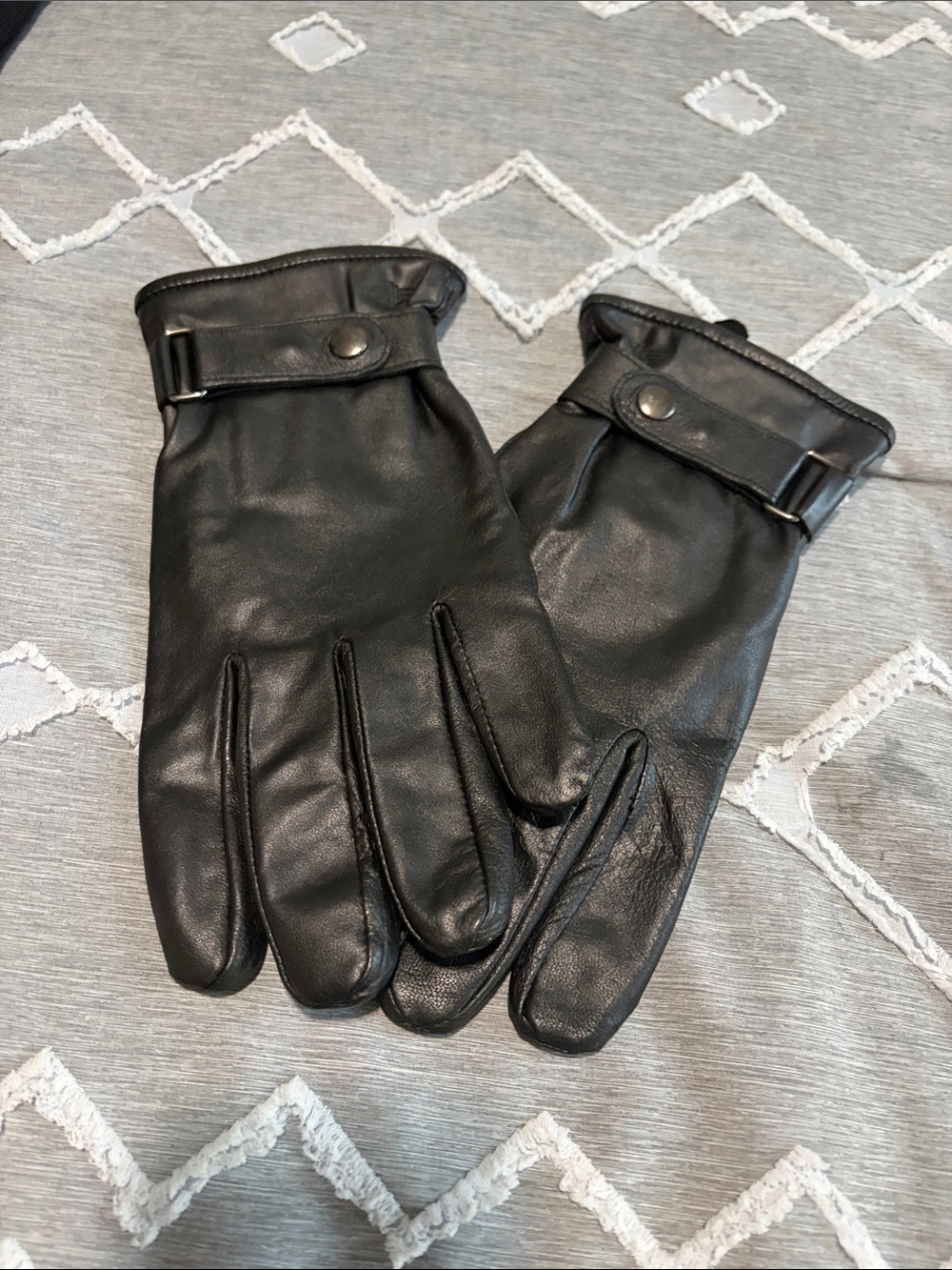 Dockers Black Leather Men's Gloves with Snap Strap Detail
